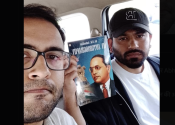 जंतर-मंतर पर कॉकरोच जनता पार्टी (CJP) के प्रदर्शन के दौरान पोस्टर दिखाते अभिजीत दीपके