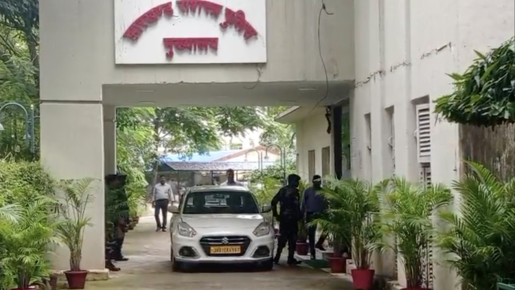 रांची CID मुख्यालय में जेपीएससी के पूर्व अध्यक्ष एल. खियांग्ते से पूछताछ