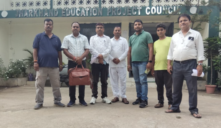 “ठगा महसूस कर रहे हैं सहायक अध्यापक”... 11 अगस्त को विधानसभा के सामने धरना, सरकार से उठाई 6 बड़ी मांगें 1 झारखंड राज्य आकलन सफल सह प्रशिक्षित सहायक अध्यापक संघ के नेता झारखंड में आगामी 11 अगस्त के धरने की जानकारी देते हुए