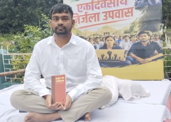 Jairam Mahato sitting on a one-day fasting protest in Ranchi in support of students during JPSC and JSSC examinations dispute.