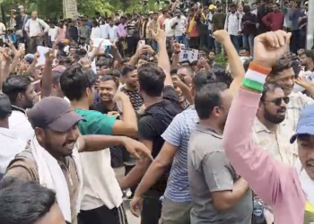 Police using water cannon to stop protesting students marching towards the Vidhan Sabha in Ranchi