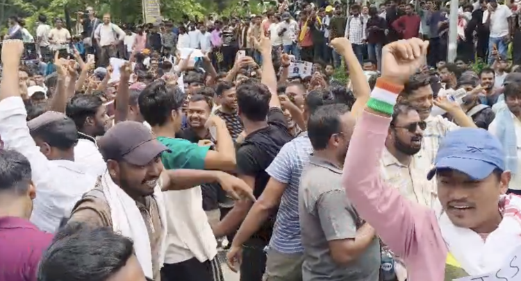 वाटर कैनन के बावजूद नहीं रुके छात्र, विधानसभा के पास बढ़ा तनाव; लाठीचार्ज की आशंका 1 Police using water cannon to stop protesting students marching towards the Vidhan Sabha in Ranchi