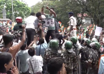 Protesting students and political leaders gathered near the Old Vidhan Sabha in Ranchi over JPSC and JSSC exam irregularities