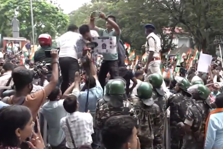 Protesting students and political leaders gathered near the Old Vidhan Sabha in Ranchi over JPSC and JSSC exam irregularities