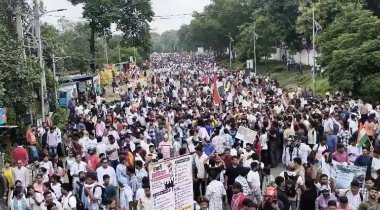 विधानसभा घेराव को निकले छात्र, जगन्नाथ मंदिर पर पुलिस ने रोका; बैरिकेड पर चढ़े प्रदर्शनकारी 1 Protesting students gathered near the Old Vidhan Sabha in Ranchi over JPSC and JSSC exam irregularities