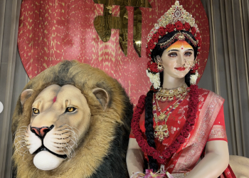 मां दुर्गा की मूर्ति का विसर्जन क्यों होता है? घर में प्रतिमा रखने का सच 3 मां दुर्गा की मूर्ति विसर्जन और धार्मिक परंपरा को दर्शाती तस्वीर