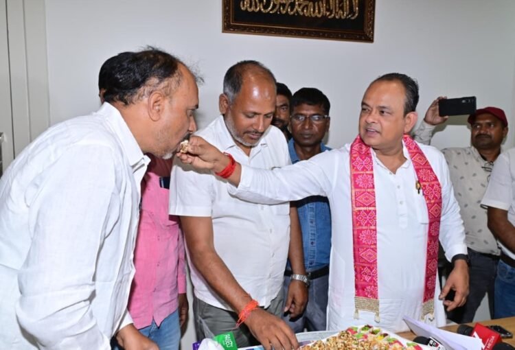 Jharkhand News: स्वास्थ्य मंत्री डॉ. इरफान अंसारी की पहल से सहायक आचार्यों का अनशन समाप्त