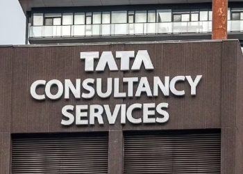 TCS Layoff: भारत में छंटनी के बीच UK में 5,000 नौकरियां देगी TCS, AI पर बड़ा दांव 3 TCS Layoffs: Amid job cuts in India, TCS to create 5,000 jobs in the UK; placing a big bet on AI.
