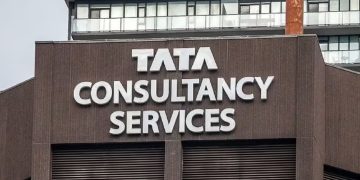 TCS Layoff: भारत में छंटनी के बीच UK में 5,000 नौकरियां देगी TCS, AI पर बड़ा दांव 29 TCS Layoffs: Amid job cuts in India, TCS to create 5,000 jobs in the UK; placing a big bet on AI.