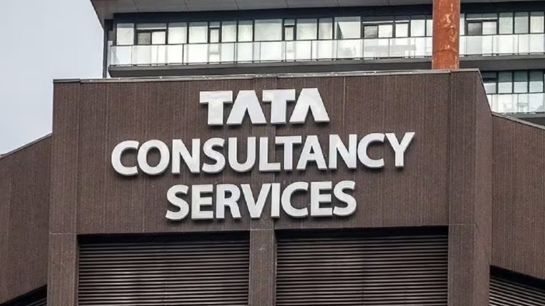 TCS Layoff: भारत में छंटनी के बीच UK में 5,000 नौकरियां देगी TCS, AI पर बड़ा दांव