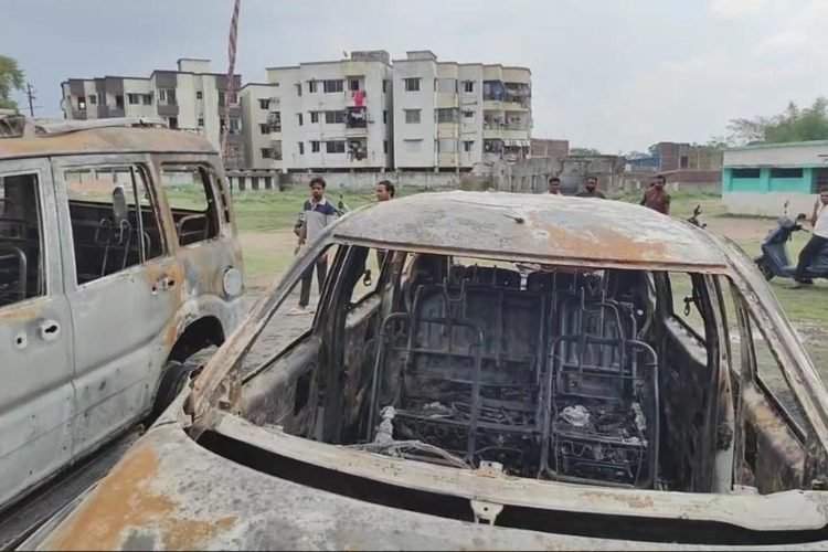 Ranchi News: Three vehicles parked near the school ground in Old Ranchi caught fire, burning to ashes.