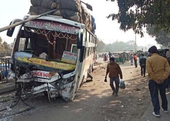 A passenger bus going from Kolkata to Ara met with an accident, a major accident was averted.
