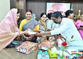 CM Hemant Soren's special gift on International Women's Day, gifted Apple iPad to women MLAs of Jharkhand
