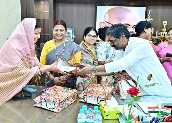 CM Hemant Soren's special gift on International Women's Day, gifted Apple iPad to women MLAs of Jharkhand