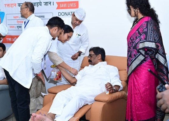 CM Hemant Soren donated blood in the Assembly, saying – one unit of blood can save many lives.