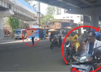 Are strict traffic rules ineffective in Ranchi? People are riding without helmets, raising questions.