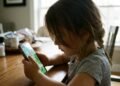 3-year-old girl got addicted to mobile phone, used to use phone for 13 hours | Excessive Screen Time Side Effects