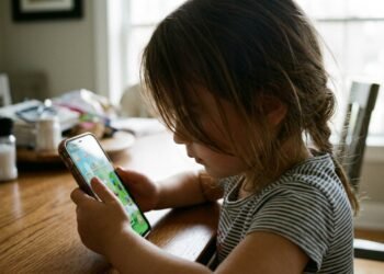 3-year-old girl got addicted to mobile phone, used to use phone for 13 hours | Excessive Screen Time Side Effects