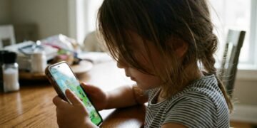 3-year-old girl got addicted to mobile phone, used to use phone for 13 hours | Excessive Screen Time Side Effects