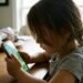 3-year-old girl got addicted to mobile phone, used to use phone for 13 hours | Excessive Screen Time Side Effects