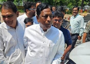 Former minister Alamgir Alam comes out of jail, crowd of supporters gathers