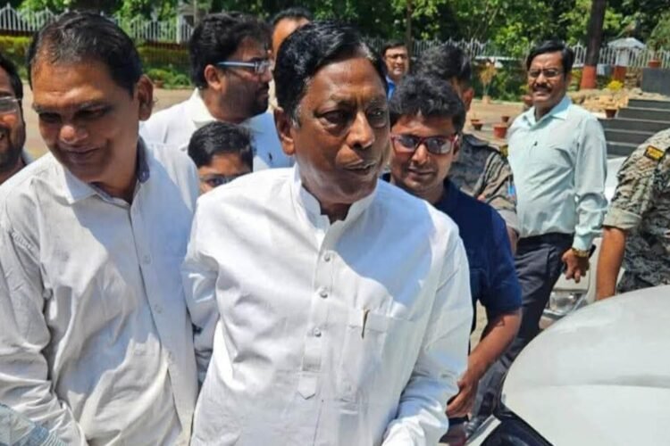 Former minister Alamgir Alam comes out of jail, crowd of supporters gathers