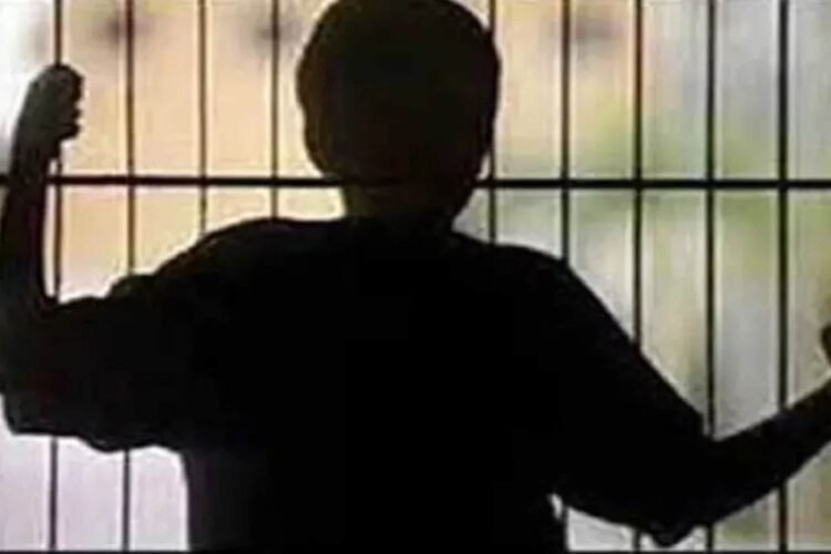 Gumla News: Three prisoners escaped from the juvenile home, made a rope out of a bed sheet and broke the wall.