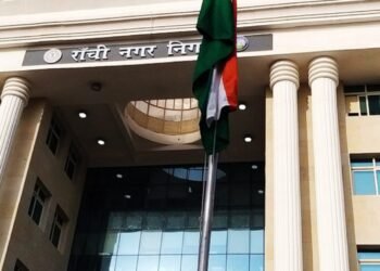 In the meeting of Ranchi Municipal Corporation, councilor Neelam Chaudhary accused of making objectionable video.