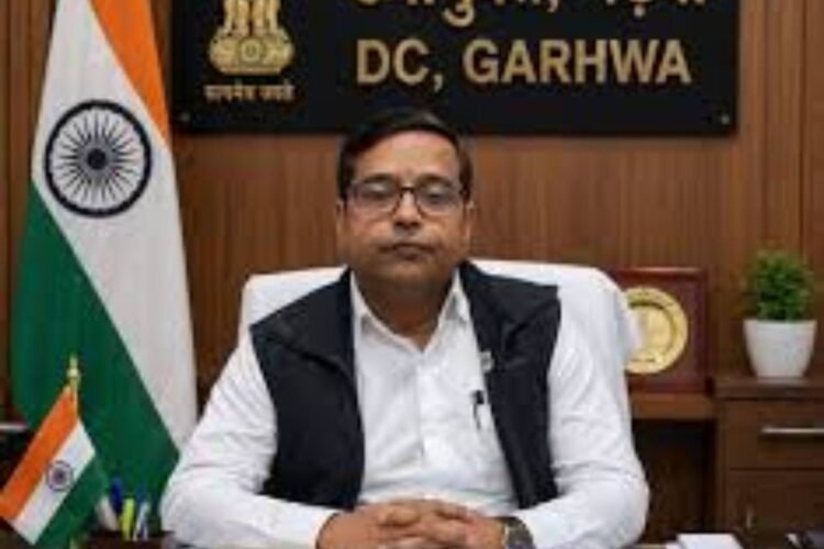 Pashupatinath Mishra becomes the new DC of Garhwa, gives priority to development and public welfare.
