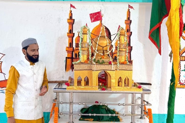 Ranchi: The Tazia from Firdaus Nagar has become a center of attraction; the faithful have flocked to catch a glimpse of Karbala.