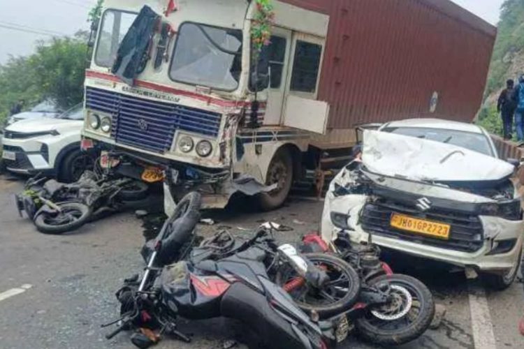 Out-of-control trailer wreaks havoc in Ramgarh's Chutupalu Valley, crushing several vehicles; 15-20 people injured.