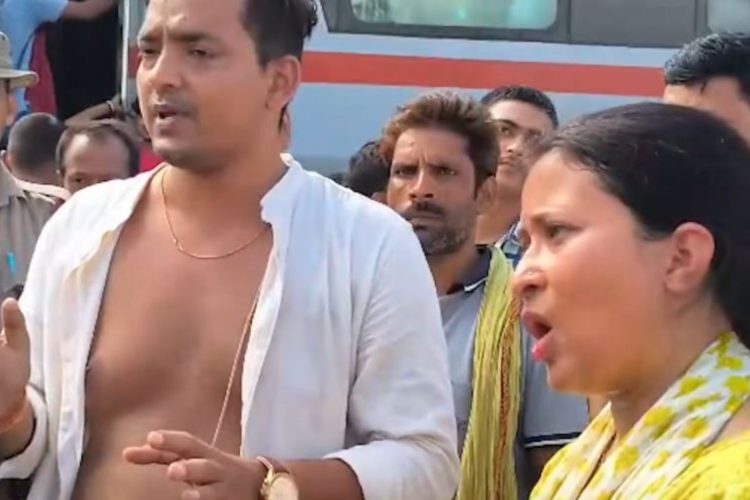 Jharkhand News: गया-हावड़ा एक्सप्रेस में महिला दारोगा, पति और बच्चे से मारपीट का आरोप 1 Jharkhand News Allegation of assault on a female Sub-Inspector, her husband, and child aboard the Gaya-Howrah Express.