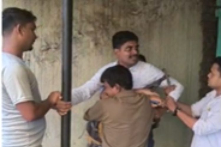 JSSC PGT भर्ती के नाम पर 10 लाख की ठगी, सरायकेला में ग्रामीणों ने पकड़ा युवक, बैग से मिले फर्जी दस्तावेज 1 Youth swindles ₹10 lakh under the guise of JSSC PGT recruitment; villagers in Seraikela catch him, fake documents found in his bag.