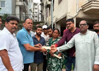 Family of worker who died of electrocution in Jamshedpur receives ₹10 lakh compensation; payment made following Saryu Roy's intervention.