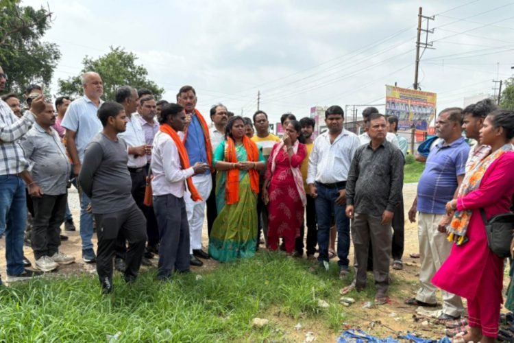 Ranchi News: Permanent vending zone to be set up for street vendors in Pandra; Sanjay Seth and the Mayor inspected the site.
