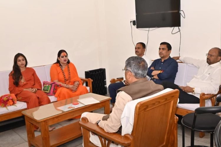 Mahamandaleshwar Mata Rajeshwari Nand Giri met BJP State President Aditya Sahu; various issues were discussed.