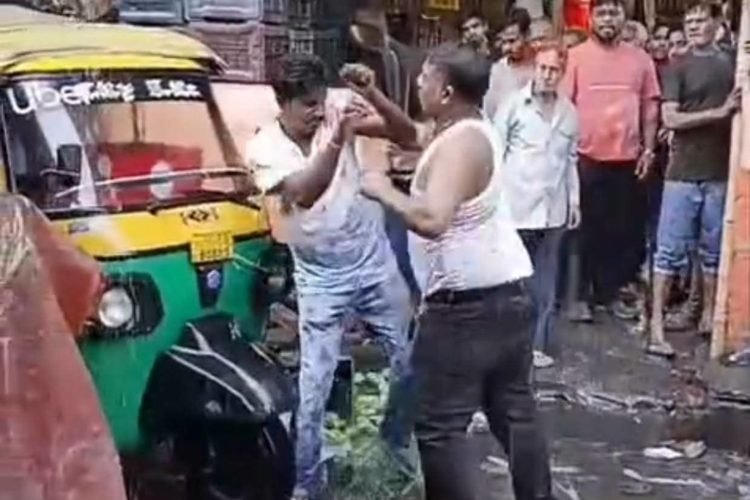 Employee assaulted in broad daylight at Sakchi Market; accused arrested after video goes viral; traders demand enhanced security.