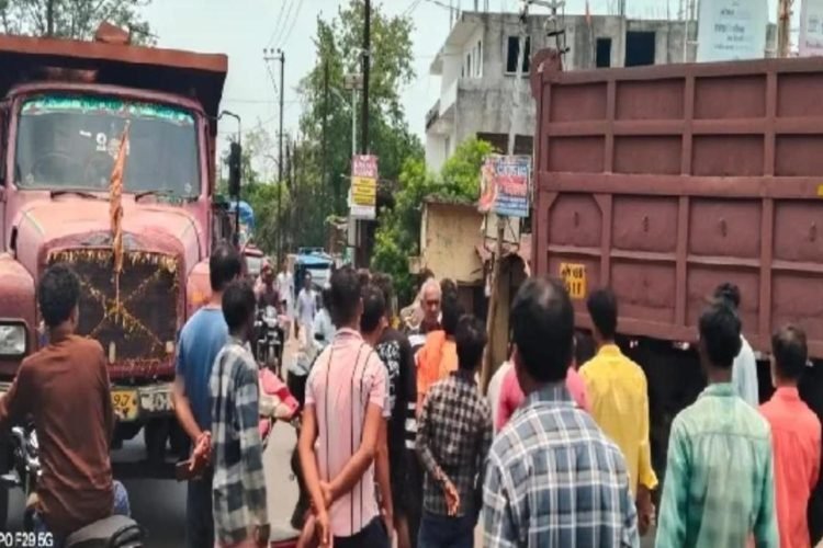 Horrific road accident in Jamtara: Youth dies after being hit by a dumper, people block the road