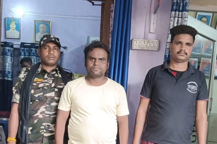 Dhanbad: Rifle robbery from security guard revealed, two including mastermind arrested, weapons recovered