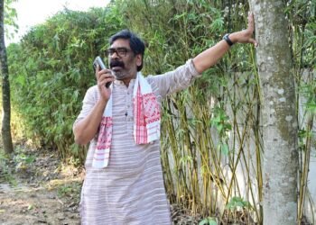 Hemant Soren and Kalpana Soren accuse the administration of blocking entry to rallies during the Assam elections.