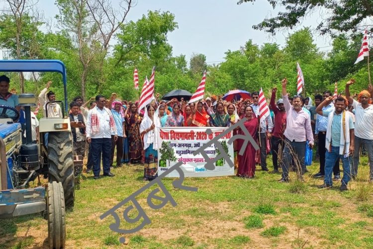 Latehar News: The agitation by landowners displaced by the Essar power plant has intensified; they asserted their claim over the land handed over to the company by ploughing it with tractors.
