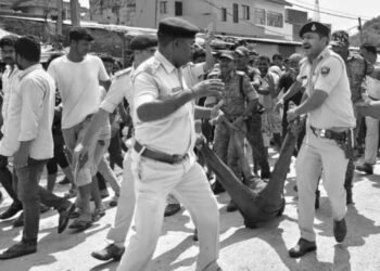 in Araria: Young man died on the road, people kept making videos