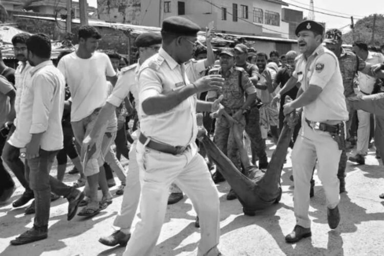 in Araria: Young man died on the road, people kept making videos