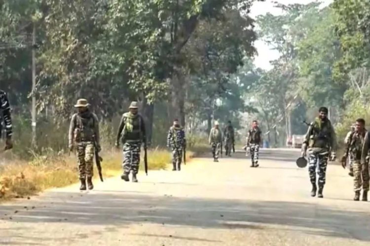 Breaking News: खूंटी में पुलिस और PLFI के बीच मुठभेड़, हथियार बरामदगी के दौरान उग्रवादी श्रवण दास घायल, 7 नक्सली गिरफ्तार 1 Encounter between police and PLFI in Khunti; militant Shravan Das injured during weapons recovery.