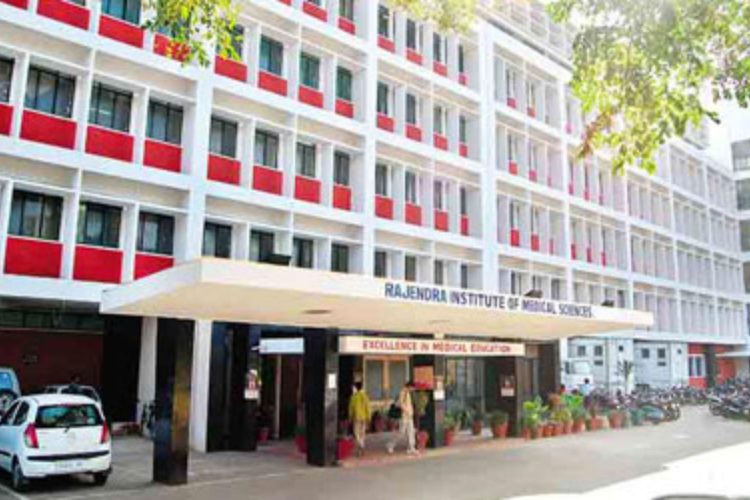 RIMS में खाना खाने के बाद 20 लोगों की तबीयत बिगड़ी, जांच के लिए गठित हुई विशेषज्ञों की टीम 1 20 people fell ill after eating at RIMS; a team of experts has been constituted to investigate.