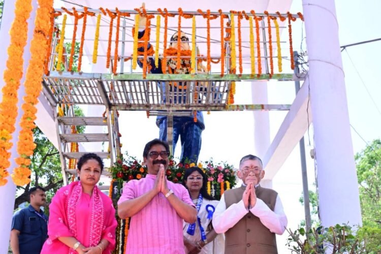 Tributes paid to Dr. Bhimrao Ambedkar on his 135th birth anniversary in Ranchi; Governor Santosh Gangwar and CM Hemant Soren garlanded him.