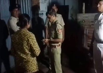 रानीगंज के जेके नगर में अकेली महिला की संदिग्ध मौत के बाद घटनास्थल पर जांच करती पुलिस