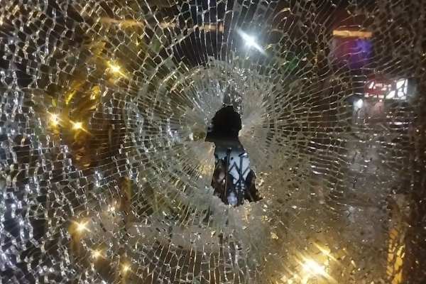 हजारीबाग के होटल AK इंटरनेशनल में ताबड़तोड़ फायरिंग, ‘राहुल दुबे गैंग’ ने ली जिम्मेदारी 1 हजारीबाग के होटल AK इंटरनेशनल में फायरिंग और सोशल मीडिया पर जिम्मेदारी लेने के दावे से जुड़ी खबर