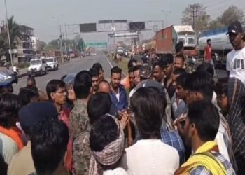 Jharkhand News: Laborer Dies After Being Hit by Unidentified Vehicle in Barwaadda; Villagers Create Ruckus on NH-2