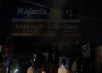 Jharkhand News: Massive Fire at Lakshmi Marble Shop at Memco Mor in Dhanbad; Goods Worth Lakhs Reduced to Ashes